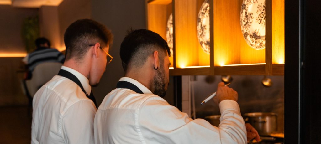 Equipo y chefs detrás de la gastronomía en nuestro restaurante Fino Bar